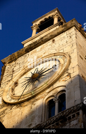 Tour de l'horloge avec cadran solaire médiévale dans les peuples Square Narodni trg, Vieille Ville, Split, Dalmatie, Croatie Banque D'Images