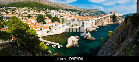 La vieille ville de Dubrovnik et les murs de la ville, site du patrimoine mondial de l'UNESCO, à partir de Fort Lovrijenac, Dubrovnik, Croatie, la côte dalmate Banque D'Images