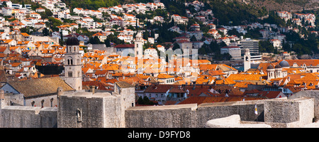 Monastère Franciscain, Monastère dominicain et clocher de Dubrovnik, site classé au Patrimoine Mondial de l'UNESCO, Dubrovnik, Croatie Banque D'Images