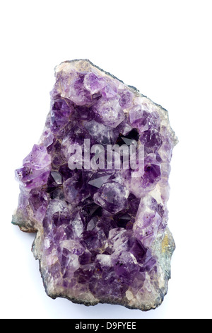 Les cristaux d'améthyste dans le cadre d'une géode de cristaux de quartz violet gemstone Banque D'Images