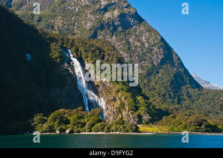 Lady Bowen Falls, la plus haute chute d'eau à Milford Sound, Fiordland National Park, site de l'UNESCO, l'île du Sud, Nouvelle-Zélande Banque D'Images