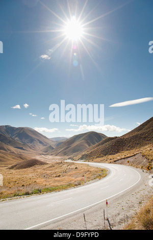 Longue route sinueuse à travers une vallée, Otago, île du Sud, Nouvelle-Zélande Banque D'Images