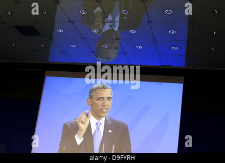 Berlin, Allemagne. 19 Juin, 2013. Le président américain Barack Obama est vu sur un videoscreen lors d'une conférence de presse conjointe avec la Chancelière Merkel (CDU) à la Chancellerie fédérale à Berlin, Allemagne, 19 juin 2013. Photo : Michael Kappeler/apd /afp/Alamy Live News Banque D'Images