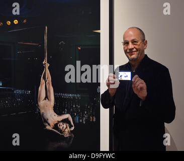 Francfort-sur-Main, Allemagne. 19 Juin, 2013. Photographe américain Philip-Lorca diCorcia se tient juste en face de l'une de ses oeuvres à partir de la série "Lucky 13 (2004)' à Kunsthalle Schirn de Francfort-sur-Main, Allemagne, 19 juin 2013. DiCorcia est considéré comme l'un des plus importants et influents photographes de notre temps. L'exposition 'Philip-Lorca diCorcia Photographies 1975-2012' au Schirn Kunsthalle se déroulera du 20 juin au 08 septembre 2013. Photo : ARNE DEDERT/dpa/Alamy Live News Banque D'Images