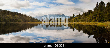 Réflexions à Lake Matheson, Westland National Park, site du patrimoine mondial de l'UNESCO, l'île du Sud, Nouvelle-Zélande Banque D'Images