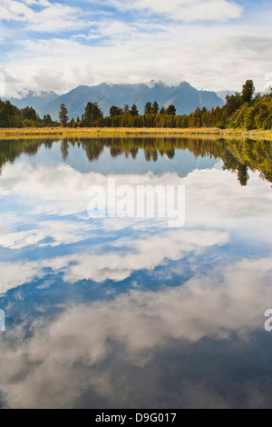 Réflexions à Lake Matheson, Westland National Park, site du patrimoine mondial de l'UNESCO, l'île du Sud, Nouvelle-Zélande Banque D'Images