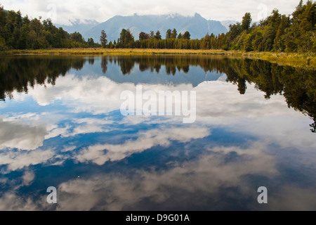 Réflexions à Lake Matheson, Westland National Park, site du patrimoine mondial de l'UNESCO, l'île du Sud, Nouvelle-Zélande Banque D'Images