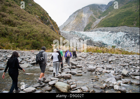 Les touristes sur Fox Randonnée Glaciaire, Westland National Park, site du patrimoine mondial de l'UNESCO, l'île du Sud, Nouvelle-Zélande Banque D'Images