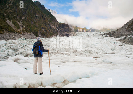 Balades touristiques femelle sur Fox Glacier, Westland National Park, site du patrimoine mondial de l'UNESCO, l'île du Sud, Nouvelle-Zélande Banque D'Images