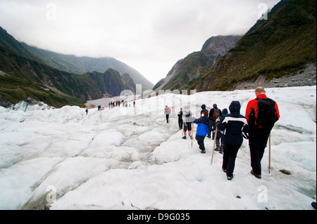 Les touristes sur Fox Glacier, Westland National Park, site du patrimoine mondial de l'UNESCO, l'île du Sud, Nouvelle-Zélande Banque D'Images