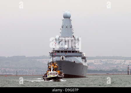 Le HMS Diamond Type 45 ou l'audace de défense aérienne de classe de destroyers construite pour la Marine royale remorqué hors de Portsmouth Banque D'Images