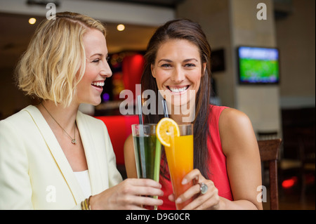 Deux amis de prendre un verre dans un restaurant Banque D'Images