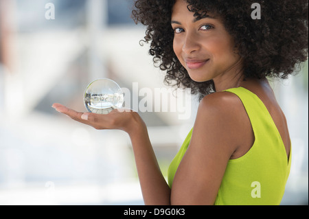 Portrait de femme tenant une boule de cristal Banque D'Images