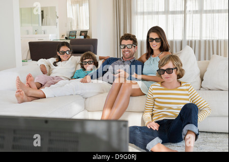 Regarder la télévision en famille à la maison en portant les lunettes 3D Banque D'Images