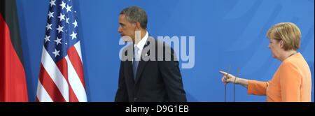 Berlin, Allemagne. 19 Juin, 2013. Le président américain Barack Obama quitte une conférence de presse conjointe avec la Chancelière allemande Angela Merkel (CDU) à la Chancellerie fédérale à Berlin, Allemagne, 19 juin 2013. Photo : Hannibal/apd /afp/Alamy Live News Banque D'Images