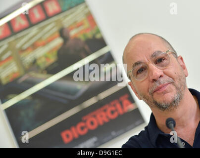 Francfort-sur-Main, Allemagne. 19 Juin, 2013. Photographe américain Philip-Lorca diCorcia regarde autour de lui lors d'une conférence de presse au Schirn Kunsthalle de Francfort, Allemagne, 19 juin 2013. DiCorcia est considéré comme l'un des plus importants et influents photographes de notre temps. L'exposition 'Philip-Lorca diCorcia Photographies 1975-2012' au Schirn Kunsthalle se déroulera du 20 juin au 08 septembre 2013. Photo : ARNE DEDERT/dpa/Alamy Live News Banque D'Images