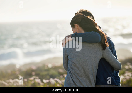 Couple debout sur la plage Banque D'Images