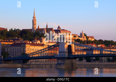 Le pont à chaînes, l'Église Matyas (l'église Matthias et du Bastion des Pêcheurs), Budapest, Hongrie Banque D'Images