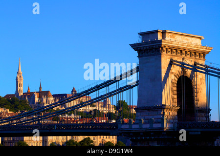 Le pont à chaînes, l'Église Matyas (l'église Matthias et du Bastion des Pêcheurs), Budapest, Hongrie Banque D'Images