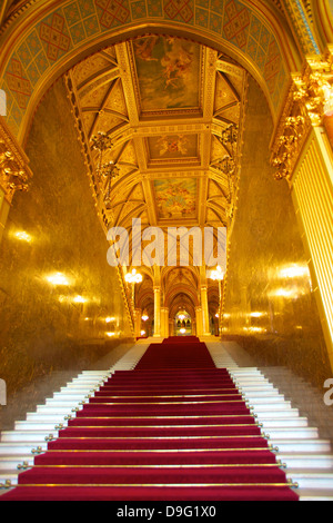 Grand escalier, bâtiment du parlement hongrois, Budapest, Hongrie Banque D'Images