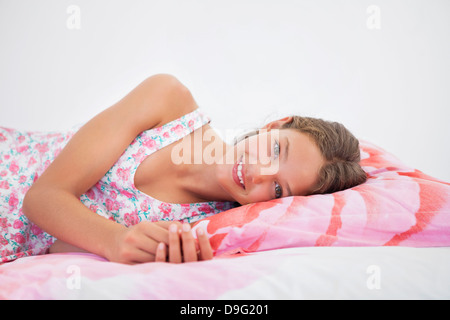 Girl lying on the bed Banque D'Images