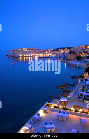 Crépuscule sur le port et la ville de Dubrovnik, Dubrovnik, Croatie Banque D'Images