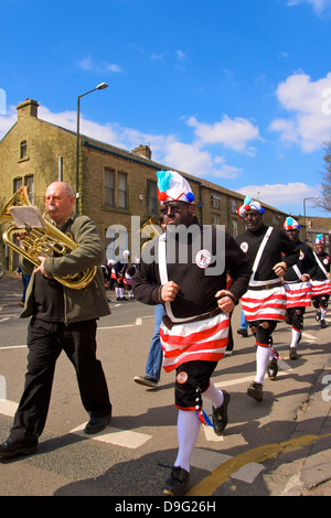 Danseurs de coco samedi de Pâques traditionnel cortège, Bacup, Lancashire, England, UK Banque D'Images