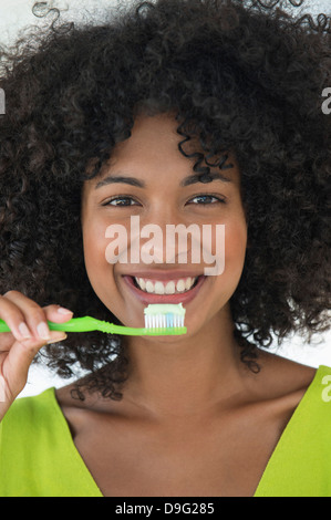 Portrait d'une femme se brosser les dents Banque D'Images