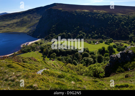 Lough Tay près de Ballyhorrigan Luggala, ci-dessous, la montagne près de Sally Gap, comté de Wicklow National Park, Irlande Banque D'Images