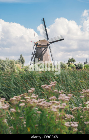 Canal et moulins à vent, Kinderdijk, UNESCO World Heritage Site, Hollande méridionale, Pays-Bas Banque D'Images