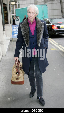 Le batteur des Rolling Stones Charlie Watts marche dans le West End de Londres, Londres, Angleterre - 09.03.11 Banque D'Images