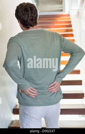 L'homme souffrant de maux de dos Banque D'Images