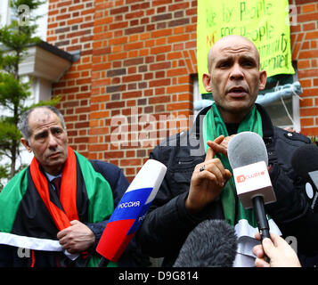 Un porte-parole pour les squatteurs d'un groupe de squatters se sont installés dans la maison de Londres de Saif al-Islam Kadhafi, fils du dirigeant libyen Mouammar Kadhafi. Le groupe ont promis de rester en place jusqu'à la propriété de 10 millions de livres à Hampstead Garden Suburb est remis au peuple libyen Londres, Angleterre - 10.03.11 Banque D'Images