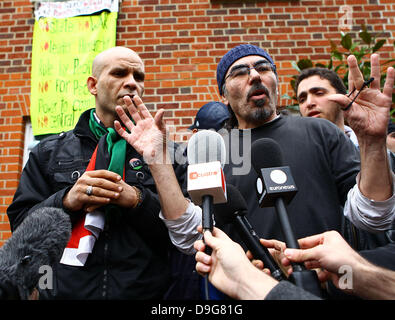 Un porte-parole pour les squatteurs d'un groupe de squatters se sont installés dans la maison de Londres de Saif al-Islam Kadhafi, fils du dirigeant libyen Mouammar Kadhafi. Le groupe ont promis de rester en place jusqu'à la propriété de 10 millions de livres à Hampstead Garden Suburb est remis au peuple libyen Londres, Angleterre - 10.03.11 Banque D'Images