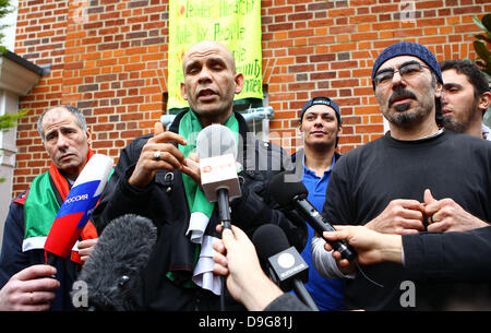 Un porte-parole pour les squatteurs d'un groupe de squatters se sont installés dans la maison de Londres de Saif al-Islam Kadhafi, fils du dirigeant libyen Mouammar Kadhafi. Le groupe ont promis de rester en place jusqu'à la propriété de 10 millions de livres à Hampstead Garden Suburb est remis au peuple libyen Londres, Angleterre - 10.03.11 Banque D'Images