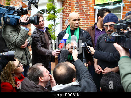 Un porte-parole pour les squatteurs d'un groupe de squatters se sont installés dans la maison de Londres de Saif al-Islam Kadhafi, fils du dirigeant libyen Mouammar Kadhafi. Le groupe ont promis de rester en place jusqu'à la propriété de 10 millions de livres à Hampstead Garden Suburb est remis au peuple libyen Londres, Angleterre - 10.03.11 Banque D'Images