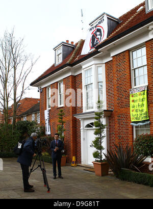 Un groupe de squatters se sont installés dans la maison de Londres de Saif al-Islam Kadhafi, fils du dirigeant libyen Mouammar Kadhafi. Le groupe ont promis de rester en place jusqu'à la propriété de 10 millions de livres à Hampstead Garden Suburb est remis au peuple libyen Londres, Angleterre - 10.03.11 Banque D'Images