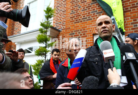 Un porte-parole pour les squatteurs d'un groupe de squatters se sont installés dans la maison de Londres de Saif al-Islam Kadhafi, fils du dirigeant libyen Mouammar Kadhafi. Le groupe ont promis de rester en place jusqu'à la propriété de 10 millions de livres à Hampstead Garden Suburb est remis au peuple libyen Londres, Angleterre - 10.03.11 Banque D'Images