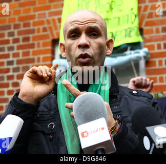 Un porte-parole pour les squatteurs d'un groupe de squatters se sont installés dans la maison de Londres de Saif al-Islam Kadhafi, fils du dirigeant libyen Mouammar Kadhafi. Le groupe ont promis de rester en place jusqu'à la propriété de 10 millions de livres à Hampstead Garden Suburb est remis au peuple libyen Londres, Angleterre - 10.03.11 Banque D'Images