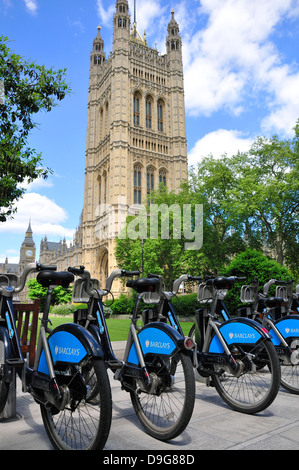 Londres, Angleterre, Royaume-Uni. 'Boris Bikes' - Barclay's Location de vélo (BCH) - système de partage de cycle. Westminster, chambres du Parlement Banque D'Images