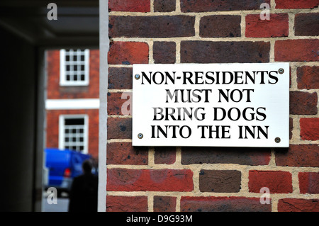 Londres, Angleterre, Royaume-Uni. Inscrivez-vous dans le Temple de la ville, 'Non-résidents ne doivent pas amener les chiens dans l'Inn' Banque D'Images