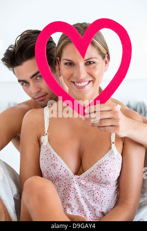 Couple avec un objet en forme de coeur Banque D'Images