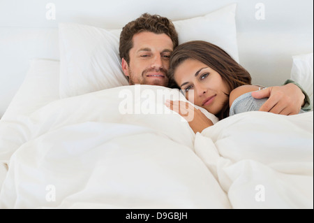 Portrait d'un couple lying on the bed Banque D'Images