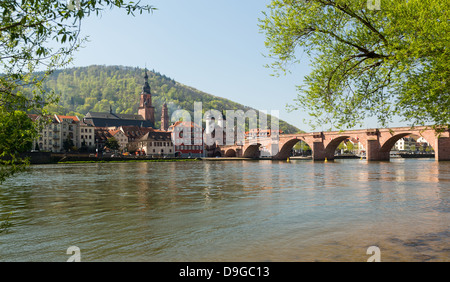 Pont médiéval menant dans la vieille ville de Heidelberg en Allemagne à partir de la berge de rivière Neckar Banque D'Images