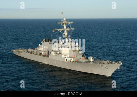 Océan Atlantique, 12 mars 2012 - lance-missiles le destroyer USS Laboon (DDG 58) est en cours dans l'océan Atlantique. Banque D'Images