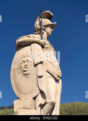 Statue de Minerve déesse de la sagesse de 1790 sur l'ancien pont menant à l'ancienne ville Ville de Heidelberg Allemagne Banque D'Images