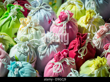 Sacs Multi-couleur de lavande en tissu brodé sacs cadeaux liés avec de la ficelle Banque D'Images