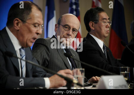 Les Ministres des affaires étrangères du G8, le Russe Sergei Lavrov, le français Alain Juppé, Takeaki Matsumoto japonais lors d'une conférence de presse commune le 15 mars 2011 à France Affaires étrangères' conference center de Paris, France. Les Ministres des affaires étrangères du G8 ont rejeté les plans pour une zone d'exclusion aérienne pour mettre fin aux bombardements en Libye, ne faisant aucune mention dans la déclaration lue par le Ministre français des Affaires étrangères, Ala Banque D'Images