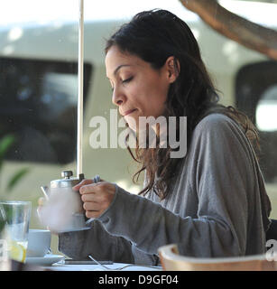 Rosario Dawson va pour le déjeuner à Santa Monica Los Angeles, Californie - 15.03.11 Banque D'Images