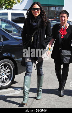 Rosario Dawson va pour le déjeuner à Santa Monica Los Angeles, Californie - 15.03.11 Banque D'Images